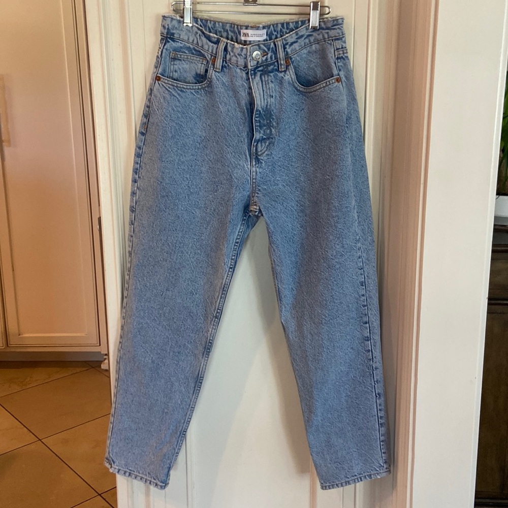 Zara high waisted jeans, size 8, never worn, 27in inseam.